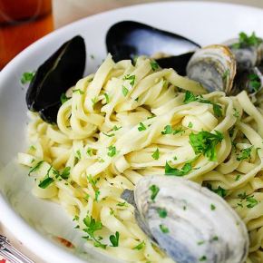 Linguine Pasta with Fresh Mussels, Clams and Chilli